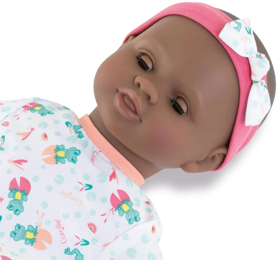 Corolle Mon Premier Poupon Badebaby Alyzee / Weichkörper-Badepuppe Mit Badetier / Schlafaugen / Vanilleduft / Abnehmbare Kleider / 30cm / Für Kinder Ab 18 Monaten Geeignet 3 Corolle Mon Premier Poupon Badebaby Alyzee / Weichkörper-Badepuppe Mit Badetier / Schlafaugen / Vanilleduft / Abnehmbare Kleider / 30cm / Für Kinder Ab 18 Monaten Geeignet – Bild 3